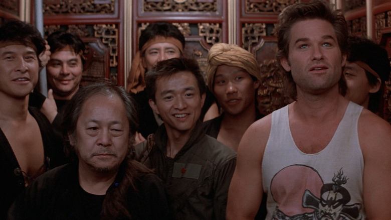 Dennis Dun sebagai Wang Chi dan Kurt Russell sebagai Jack Burton dalam masalah besar di Little China