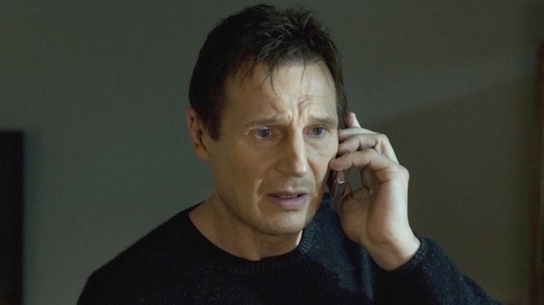 Liam Neeson faz um telefonema ameaçador como Bryan Mills em tomado