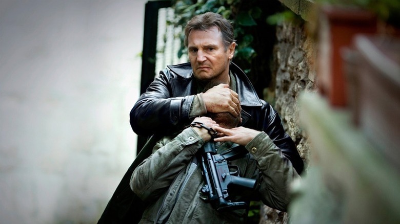 Liam Neeson bersiap untuk mengambil leher orang jahat saat Bryan Mills di Take 2