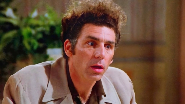 Michael Richards parece atordoado como Cosmo Kramer em Seinfeld