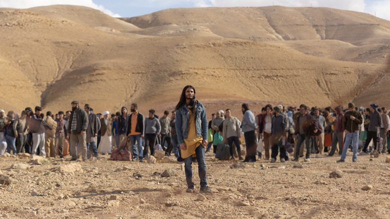 al-Masih standing in the desert in front of an amassed crowd in Messiah