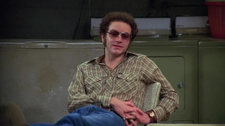 Steven Hyde de That '70s Show con gafas de sol