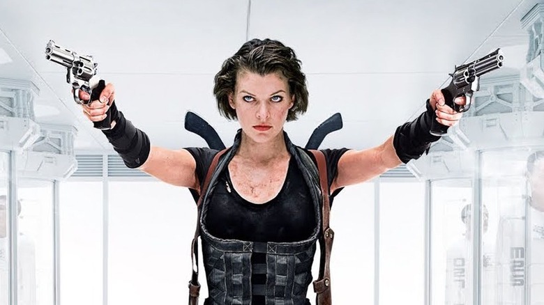 Milla Jovovich pointing guns Resident Evil: Afterlife