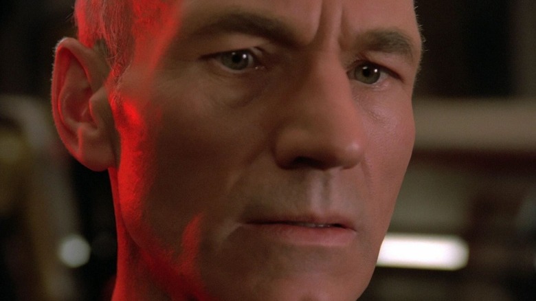 Tampilan close-up ekstrem Picard di episode pertama Star Trek: The Next Generation