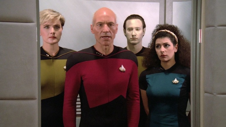 Tasha Yar, Kapten Picard, Data, dan Troi, dikumpulkan dalam turbolift di Star Trek: The Next Generation