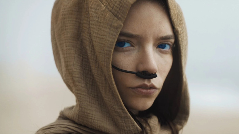 Close Up of Alia From Dune: Bagian Dua, menatap langsung ke kamera