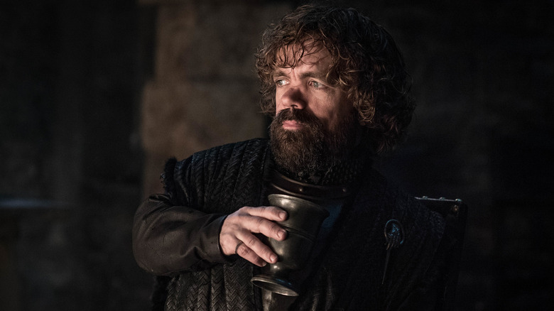 Tyrion bebendo de um cálice em Game of Thrones