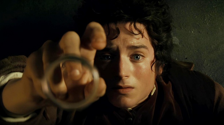 Frodo pegando o único anel na comunhão do anel