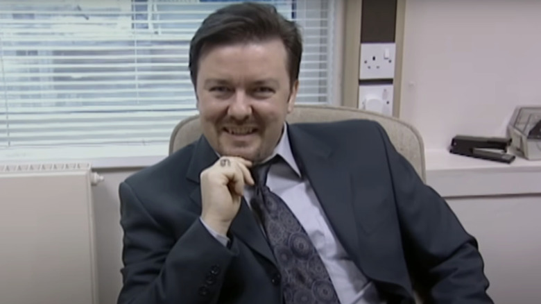 David Brent Ricky Gervais berpose untuk kamera di kantor