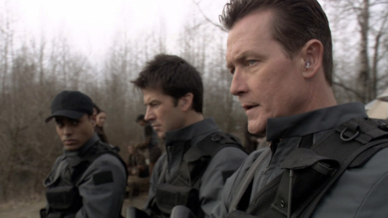 O Coronel Marshall Sumner de Robert Patrick está ao lado do Major John Sheppard de Joe Flanigan ao ar livre no Stargate Atlantis