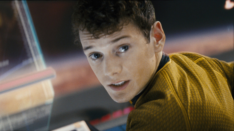 Anton Yelchin como Chekov en el puente del Enterprise en Star Trek (2009)