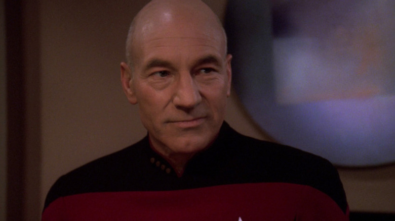 El Capitán Picard se sienta en una mesa de póquer en Star Trek: The Next Generation