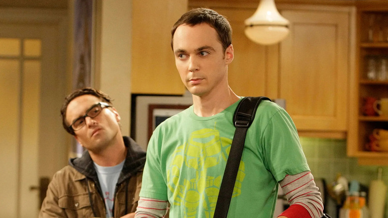 Leonard observando Sheldon em sua sala de estar na teoria do Big Bang