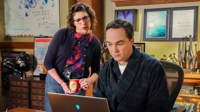 Amy and Sheldon looking at a laptop screen in the Young Sheldon finale