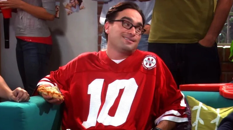 Johnny Galecki's Leonard Hofstadter holding a pizza slice on The Big Bang Theory