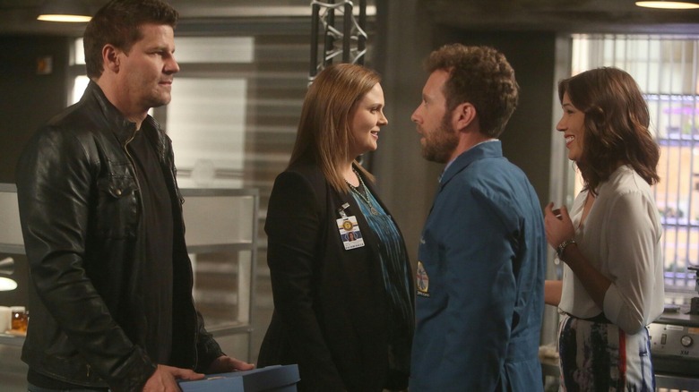 Booth y Brennan se despiden de Hodgins y Angela al final de la temporada 10 de Bones