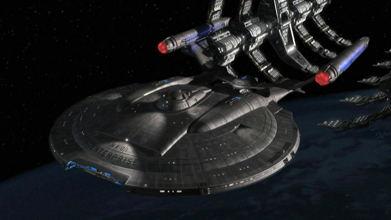 A Enterprise NX-01 deixando sua doca em Star Trek: Enterprise