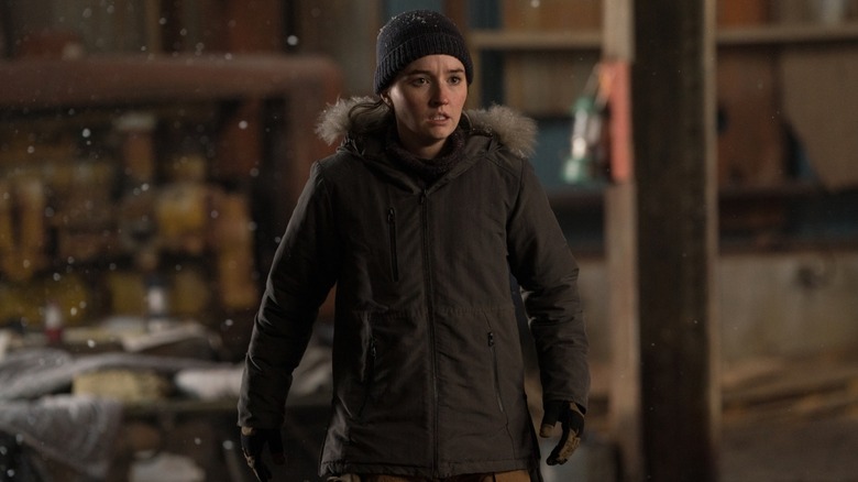 Kaitlyn Dever's Abby stands in the snow in The Last Of Us