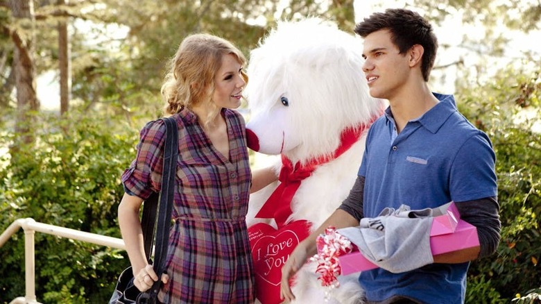 Felicia y Willy con osito de peluche gigante San Valentín