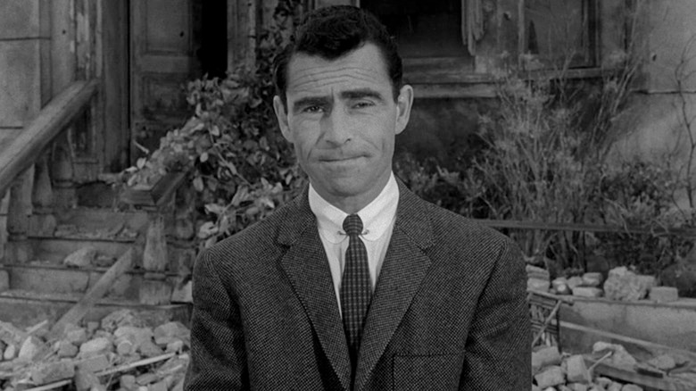 Rod Serling durante una de sus narraciones iniciales en The Twilight Zone