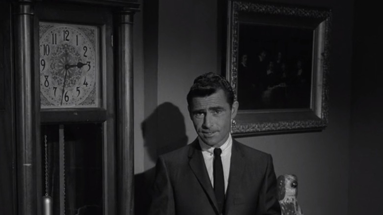 Rod Serling durante una de sus narraciones iniciales en The Twilight Zone