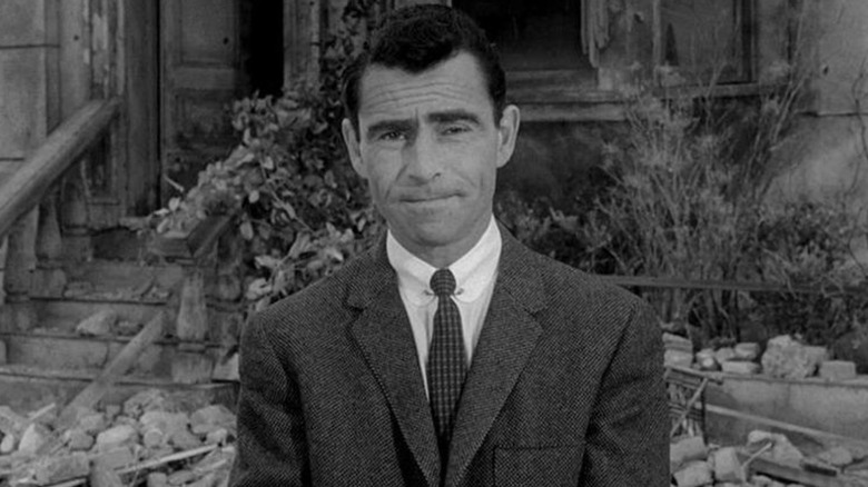 Rod Serling durante uma das narrações de abertura dele na zona de Twilight