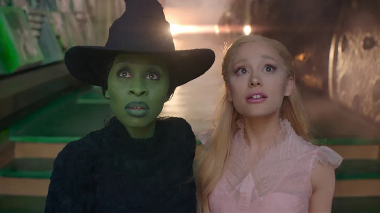 Elphaba dan Galinda memandang dengan heran di Wicked