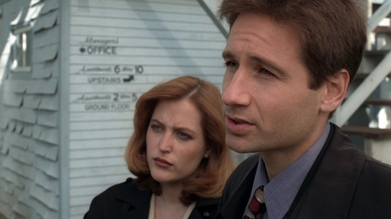 Mulder and Scully, next to a barn, in an episode of The X-Files.