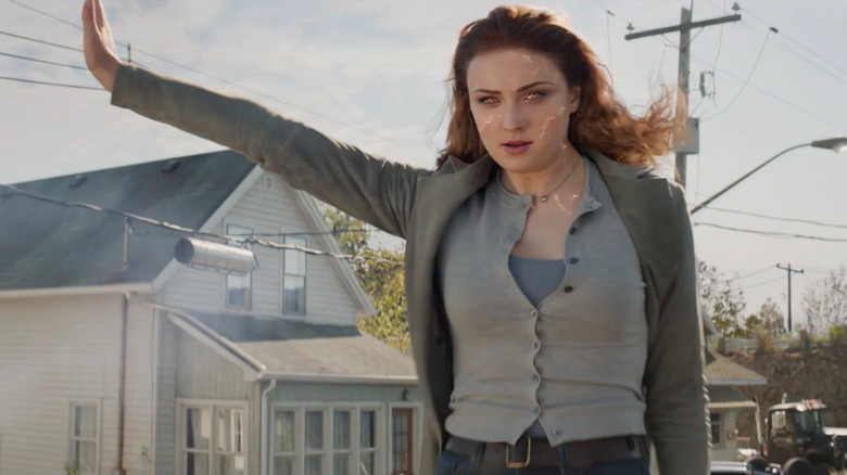 Sophie Turner as Jean Grey holds her hand out surging with power in X-Men: Dark Phoenix