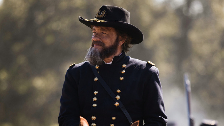 Tom Hanks como general George Meade usando um uniforme em 1883