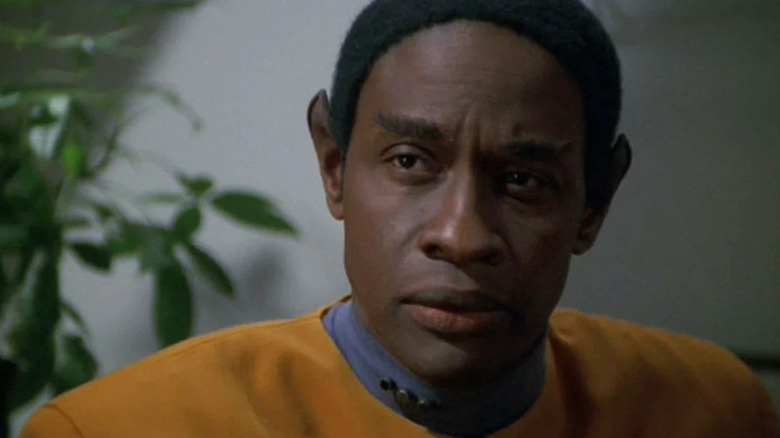 Tuvok ouvindo atentamente em Star Trek: Voyager