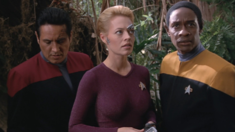 Chakotay, sete de nove, e Tuvok em um planeta florestal em Star Trek: Voyager