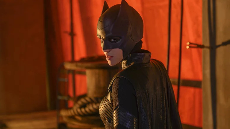 Kate Kane vestida com seu terno completo em Batwoman