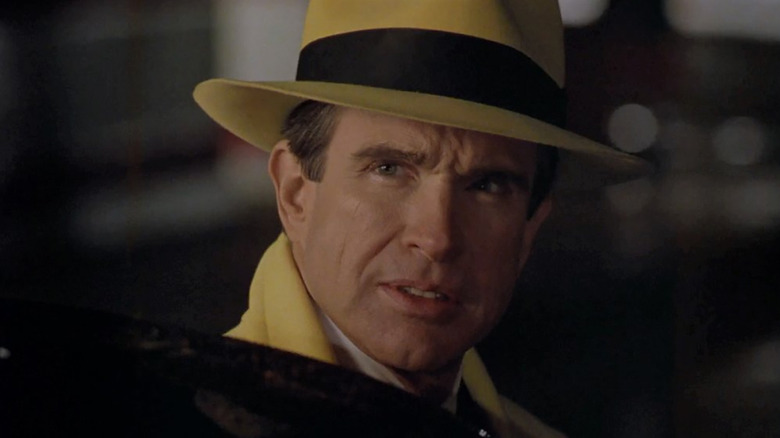 Warren Beatty luce elegante vestido de amarillo como Dick Tracy