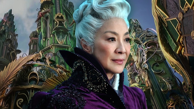 Madame Morrible em pé diante da cidade de Emerald de Wicked