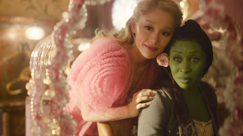 Ariana Grande como Glinda e Cynthia Erivo como Elphaba em Wicked