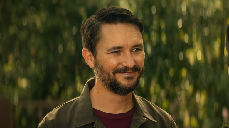 Wesley Crusher, mais velho e sorrindo, retornando do vazio.