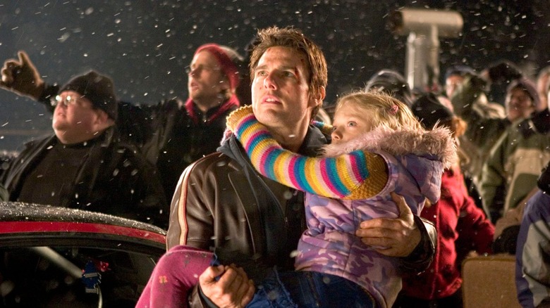 Ray (Tom Cruise) carries his daughter Rachel (Dakota Fanning) to safety