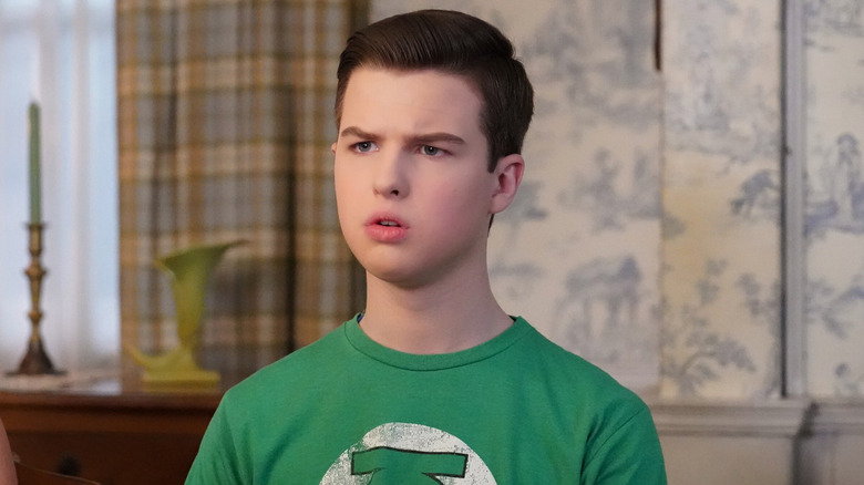 Iain Armitage's Sheldon Cooper wearing a green shirt on Young Sheldon