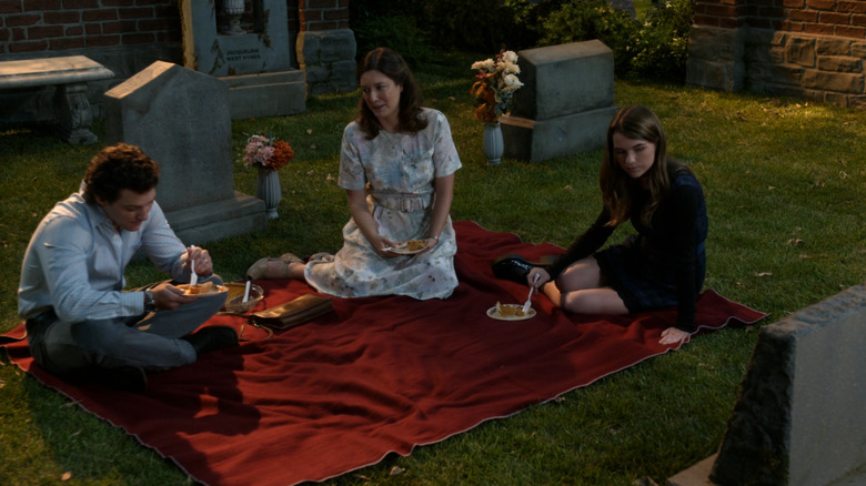 Montana Jordan als Georgie Cooper, Zoe Perry als Mary Cooper und Raegan Revord als Missy Cooper sitzen auf einem Friedhof bei Georgie und Mandys erste Ehe