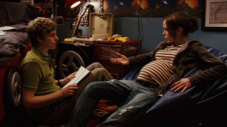 michael cera and pregnant elliot page talking in a bedroom in the movie juno