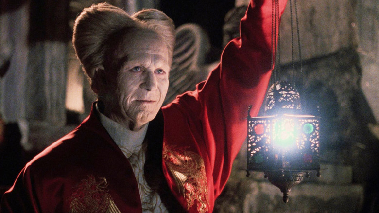 Gary Oldman holding a lantern in Bram Stokers Dracula