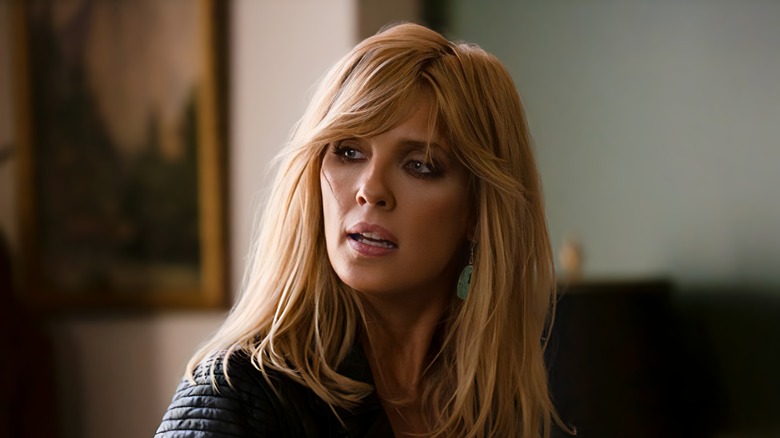 Kelly Reilly como Beth Dutton, con expresión de preocupación en su rostro, en Yellowstone.