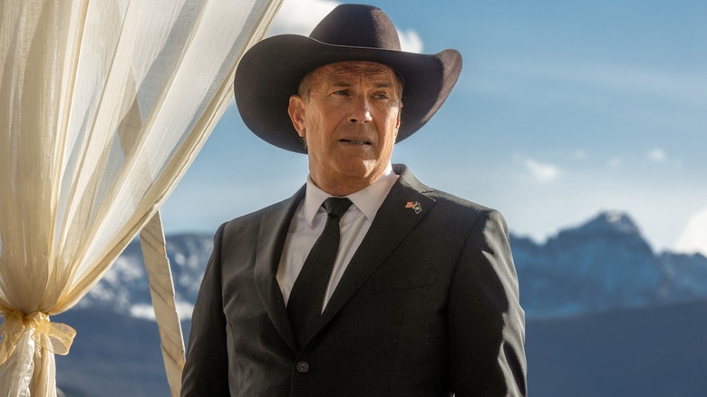 Kevin Costner John Dutton viste un traje y sombrero de vaquero negro en Yellowstone