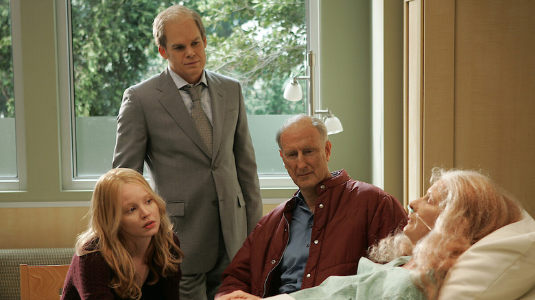 Lauren Ambrose, Michael C. Hall, James Cromwell e Frances Conroy em Six Feet Under