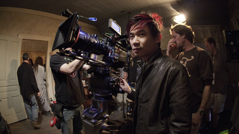 James Wan em pé no set de The Conjuring