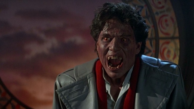 As presas de Chris Sarandon são expostas como Jerry Dandrige em Fright Night