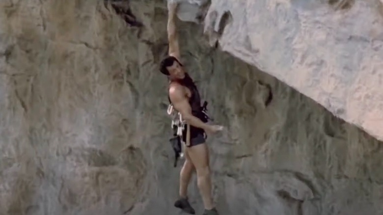 Stallone pendurado em Cliffhanger