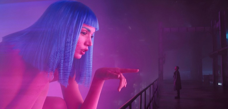 Blade Runner 2049 Jo hologram looking at K