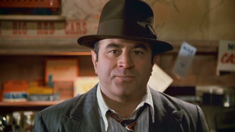 Bob Hoskins como Eddie Valiant, que incriminou Roger Rabbit